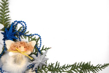 Noel topları ve yıldızlı mavi bir çarşafın üzerinde Noel kompozisyonu