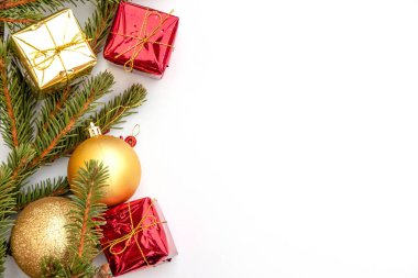 Noel topları, kutular ve meleklerle dolu beyaz bir çarşafın üzerinde Noel kompozisyonu