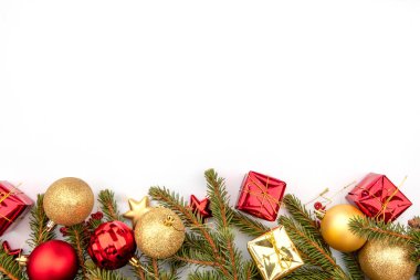 Noel topları, kutular ve meleklerle dolu beyaz bir çarşafın üzerinde Noel kompozisyonu
