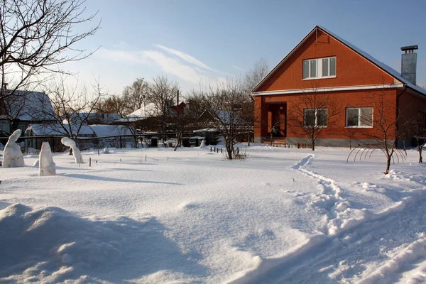 Winter Schnee Bauernhauslandschaft. Winterpfad im verschneiten Dorf. Winterschneedorf. Winterschneeweg Dorf — Stockfoto