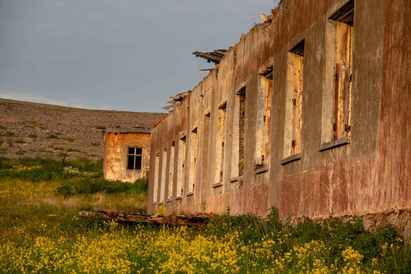 Paysage avec vue sur les ruines d'un ancien fort militaire avec des traces — Photo