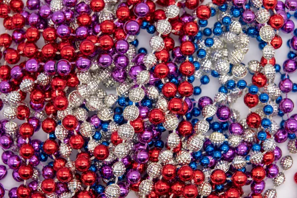 Blanko für Design in Form eines Teils von Perlen aus runden Kugeln blauer Farbe auf gelbem Hintergrund — Stockfoto