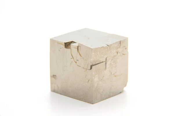 Μακροσκοπείο του φυσικού ορυκτού ροκ δείγματος-πιρίτη, πέτρα σε απομονωμένο λευκό φόντο, αντανάκλαση — Φωτογραφία Αρχείου