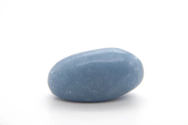 Makro mineral anhidrit taş beyaz bir arka plan üzerinde