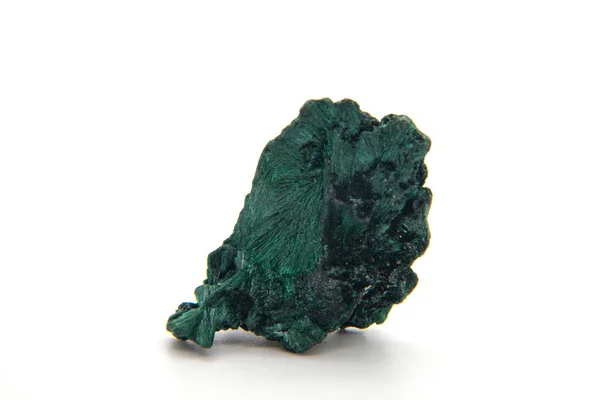 Malachit, zöld ásványi kő izolált fehér alapon. — Stock Fotó