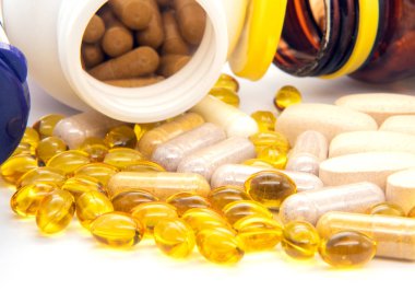 Vitaminler, omega 3, balık yağı, diyet ek ve tabletler bir setin hafif bir arka plan üzerinde kapat