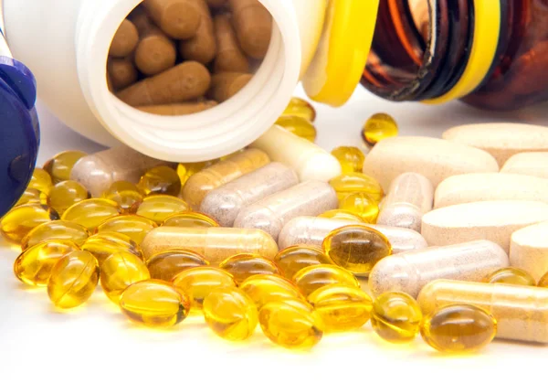 Vitaminler, omega 3, balık yağı, diyet ek ve tabletler bir setin hafif bir arka plan üzerinde kapat
