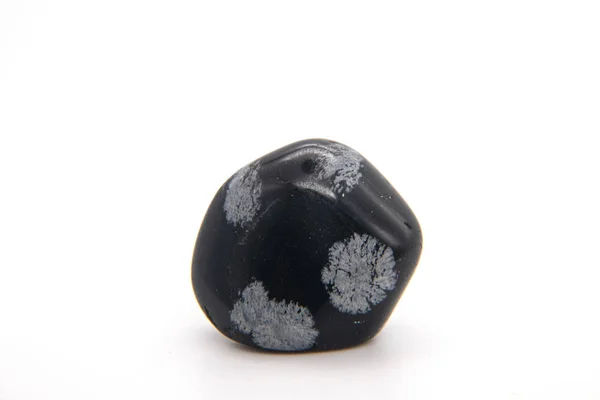 Kar Tanesi Obsidian beyaz arka planda parlaklaştırılmış kaldırım taşları