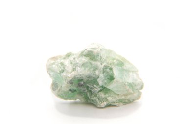 Makro doğal gemstone çekim. Talk ham mineraldir. Yalıtılmış nesne üzerinde beyaz bir arka plan.