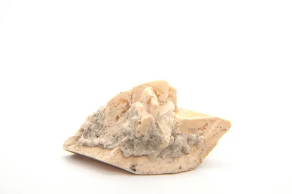 A fehér alapon izolált kalcit kő, a kalcit egy karbonát ásványi anyag és a kalcium-karbonát legstabilabb polimorfja.. — Stock Fotó