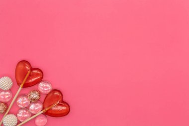 İki lolipop. Kırmızı kalpler. Şeker. Aşk kavramı. Sevgililer günü.
