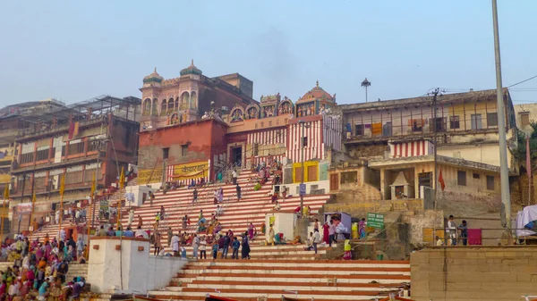 Varanasi, India, 2016. november: színes fő ghat in varanasi in India — Stock Fotó