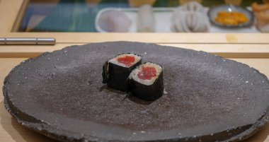 Suşi - Ton balığı ve somon balığı Japonya 'da..