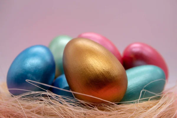 Colore uova di Pasqua in cesto isolato su bianco — Foto Stock