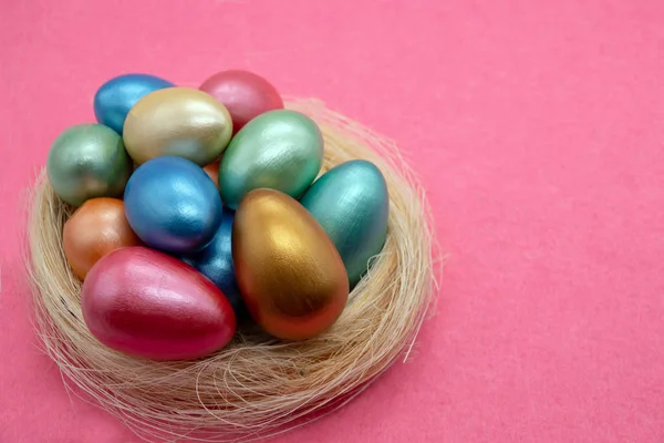 Colore uova di Pasqua in cesto isolato su bianco — Foto Stock