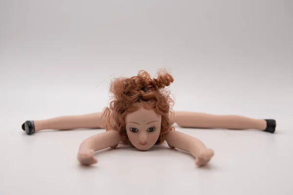 Parti del corpo della bambola rotta su sfondo bianco — Foto Stock