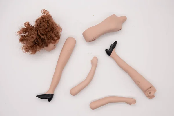 白い背景の上の壊れた人形の体の部分 — ストック写真