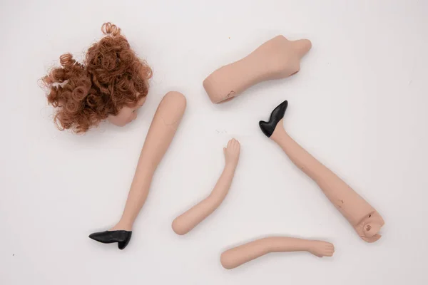 Beyaz arka plan üzerinde kırık bebek vücut parçaları