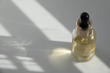 Pipetli damlalıklı cam şişe. Temel sıvıyı taklit edin