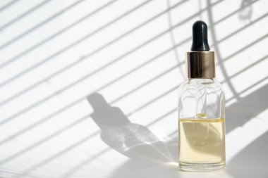 Pipetli damlalıklı cam şişe. Temel sıvıyı taklit edin