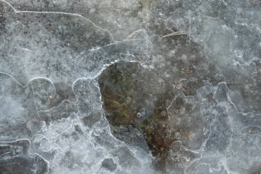 Donmuş su birikintisi ve taşlar