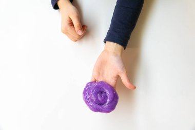 Çocuk El Yapımı Oyuncak Adı Sümük, Sümük Üzerine Seçici Odaklanma, Gençlik Eğleniyor ve Ev Yapımı Sümüksü Yaratıcı Oluyor