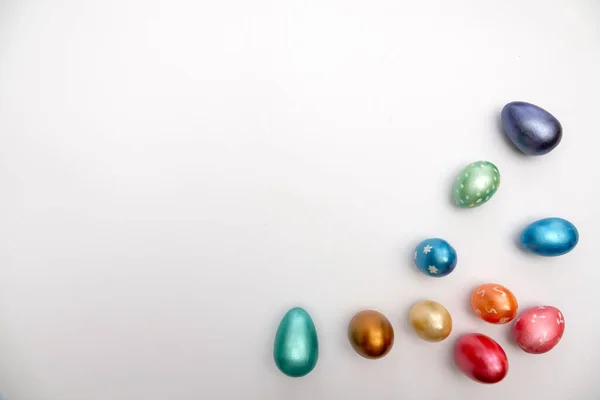 Cor ovos de Páscoa isolados no fundo branco — Fotografia de Stock