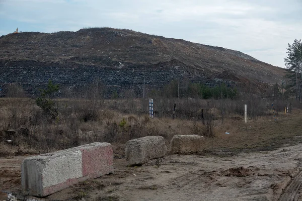 View of the mountain dump with a tractor — Φωτογραφία Αρχείου