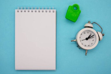 Etiketli ve alarmlı kitapçık, üst görünüm