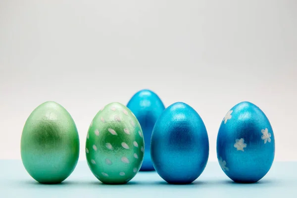 Feliz Tarjeta Pascua Marco Con Huevos Pascua Dorados Azules Moteados — Foto de Stock