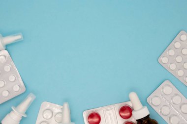 Dağılmış kapsül yığınları izole edilmiş beyaz kapsül ilaç şişesi ilaç konsepti