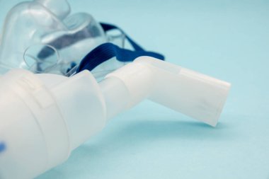 Astım tedavisi için tıbbi ekipman ve ilaçlar. Nebulizör, astım spreyi, uzay boşluğu, nebula astım için antienflamatuar ilaçlar. Bronşit astımı, alerji konsepti.