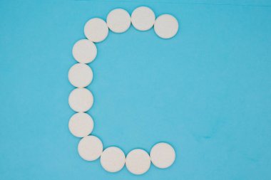 Gazlı bir C vitamini tabletine yakın plan sağlık ve virüslere karşı vitamin ve mineral desteği.