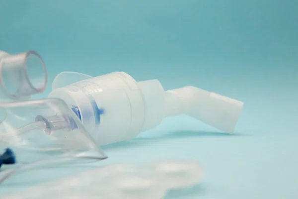 Медицинское оборудование и препараты для лечения вируса Ковид-19. Утилизатор, ингалятор, распорка, туманность, противовоспалительные препараты для борьбы с астмой. Астма Бронки, концепция аллергии — стоковое фото