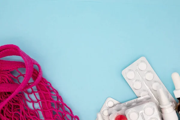 Rote Stricktasche und eine Reihe von Tabletten aus dem Virus das Konzept, in den Laden für Medikamente gehen — Stockfoto