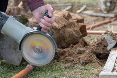 Kesilmiş testere tekerleği çelik bir boruyu kesiyor.