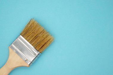 Fırça. Mavi arka plan. Metnin için alanı boşlukla kapat
