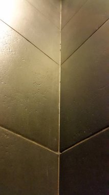 Fayans karşı karşıya. Kirli eski çiniler. Kirli kiremit duvarının yüzeyi