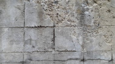 Fayans karşı karşıya. Kirli eski çiniler. Kirli kiremit duvarının yüzeyi