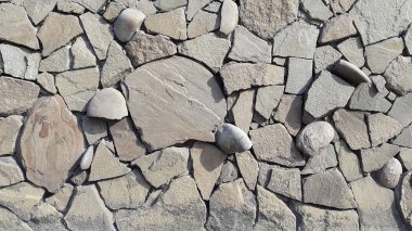 Fayans karşı karşıya. Kirli eski çiniler. Kirli kiremit duvarının yüzeyi