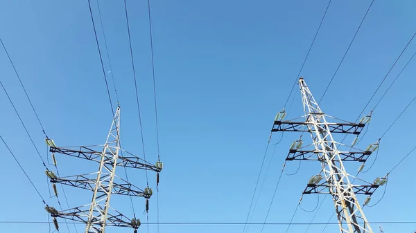 Cables Alto Voltaje Sobre Fondo Azul Cielo — Foto de Stock