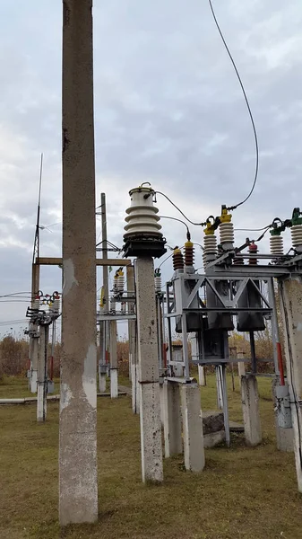 Câbles Haute Tension Sur Fond Bleu Ciel — Photo