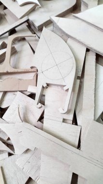 Talaş ve marangozhanedeki ahşap nesnelerden yakın çekim.