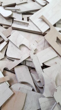 Talaş ve marangozhanedeki ahşap nesnelerden yakın çekim.