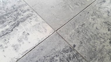 Fayans karşı karşıya. Kirli eski çiniler. Kirli kiremit duvarının yüzeyi