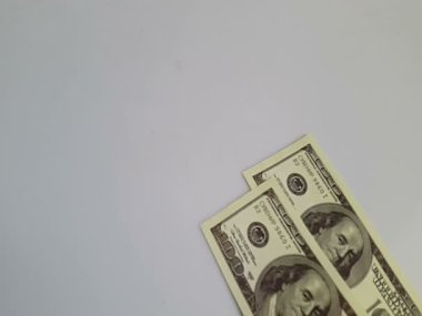 Masaya bırakılmış dolar banknotları. Dolar banknotları