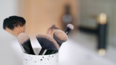 Makyaj fırçaları banyoda