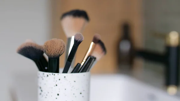 Banyoda makyaj için fırçalar.