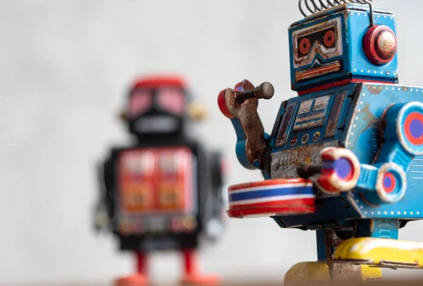 iki antika robot oyuncak koleksiyonu