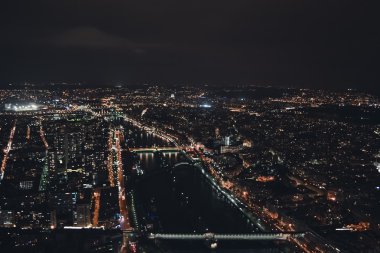 Paris, Fransa: hava gece zaman, Şubat 2012 yaklaşık Fransa Paris'te og Eyfel Kulesi gece şehirden görüntülemek.